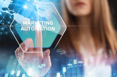 İş, teknoloji, Internet ve ağ kavramı. Geleceğin sanal bir ekranda çalışan genç bir girişimci ve yazıt görür: Pazarlama Otomasyonu