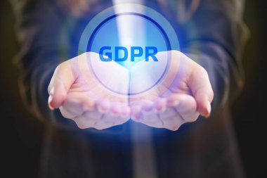 İş, teknoloji, Internet ve ağ kavramı. Geleceğin sanal bir ekranda çalışan genç bir girişimci ve yazıt görür: Gdpr