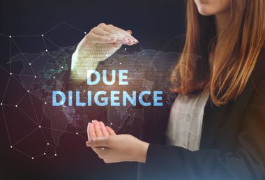 İş, teknoloji, Internet ve ağ kavramı. Geleceğin sanal bir ekranda çalışan genç bir girişimci ve yazıt görür: Due diligence