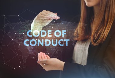 İş, teknoloji, Internet ve ağ kavramı. Geleceğin sanal bir ekranda çalışan genç bir girişimci ve yazıt görür: davranış kuralları