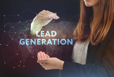 İş, teknoloji, Internet ve ağ kavramı. Geleceğin sanal bir ekranda çalışan genç bir girişimci ve yazıt görür: Kurşun Üretimi