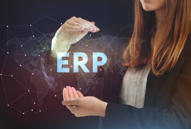 İş, teknoloji, Internet ve ağ kavramı. Geleceğin sanal bir ekranda çalışan genç bir girişimci ve yazıt görür: Erp