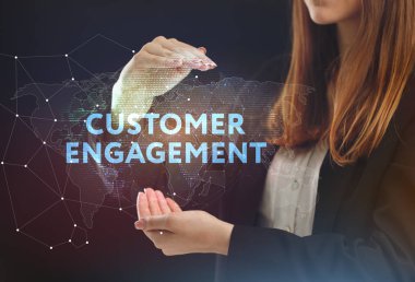 İş, teknoloji, Internet ve ağ kavramı. Geleceğin sanal bir ekranda çalışan genç bir girişimci ve yazıt görür: müşteri kazanımı