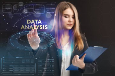 İş, teknoloji, Internet ve ağ kavramı. Geleceğin sanal bir ekranda çalışan genç bir girişimci ve yazıt görür: veri analizi