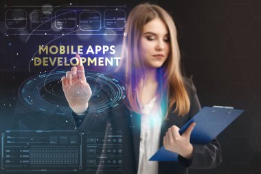 İş, teknoloji, Internet ve ağ kavramı. Geleceğin sanal bir ekranda çalışan genç bir girişimci ve yazıt görür: mobil uygulamaları geliştirme