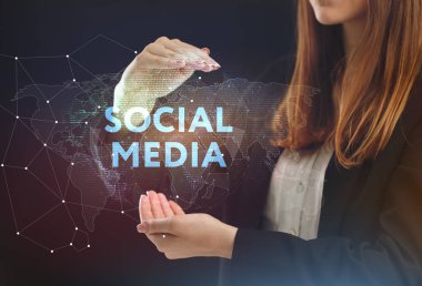 İş, teknoloji, Internet ve ağ kavramı. Geleceğin sanal bir ekranda çalışan genç bir girişimci ve yazıt görür: sosyal medya