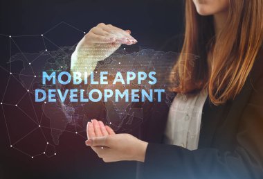 İş, teknoloji, Internet ve ağ kavramı. Geleceğin sanal bir ekranda çalışan genç bir girişimci ve yazıt görür: mobil uygulamaları geliştirme