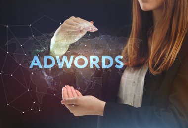 İş, teknoloji, Internet ve ağ kavramı. Geleceğin sanal bir ekranda çalışan genç bir girişimci ve yazıt görür: Adwords