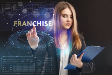 İş, teknoloji, Internet ve ağ kavramı. Geleceğin sanal bir ekranda çalışan genç bir girişimci ve yazıt görür: Franchise