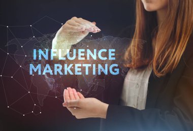 İş, teknoloji, Internet ve ağ kavramı. Geleceğin sanal bir ekranda çalışan genç bir girişimci ve yazıt görür: etkisi pazarlama