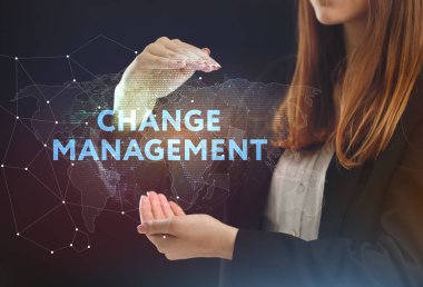 İş, teknoloji, Internet ve ağ kavramı. Geleceğin sanal bir ekranda çalışan genç bir girişimci ve yazıt görür: değiştirme yönetimi