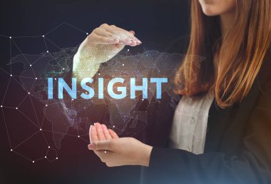 İş, teknoloji, Internet ve ağ kavramı. Geleceğin sanal bir ekranda çalışan genç bir girişimci ve yazıt görür: Insight