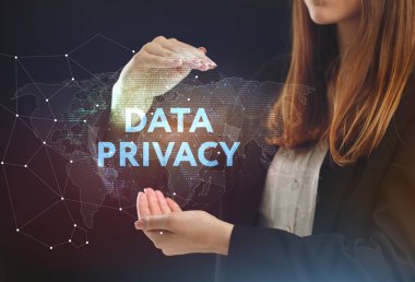 İş, teknoloji, Internet ve ağ kavramı. Geleceğin sanal bir ekranda çalışan genç bir girişimci ve yazıt görür: veri gizliliği