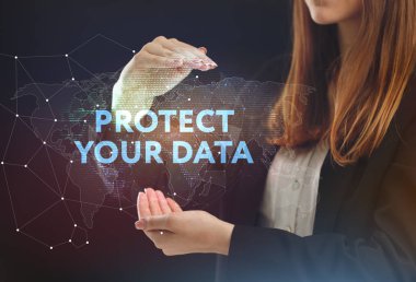 İş, teknoloji, Internet ve ağ kavramı. Geleceğin sanal bir ekranda çalışan genç bir girişimci ve yazıt görür: verilerinizi koruyun