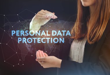 İş, teknoloji, Internet ve ağ kavramı. Geleceğin sanal bir ekranda çalışan genç bir girişimci ve yazıt görür: kişisel verilerin korunması