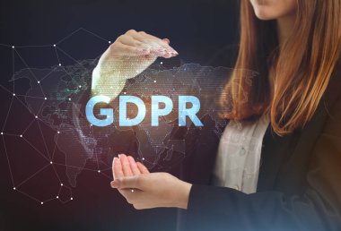 İş, teknoloji, Internet ve ağ kavramı. Geleceğin sanal bir ekranda çalışan genç bir girişimci ve yazıt görür: Gdpr