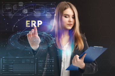 İş, teknoloji, Internet ve ağ kavramı. Geleceğin sanal bir ekranda çalışan genç bir girişimci ve yazıt görür: Erp