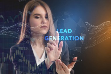 İş, teknoloji, Internet ve ağ kavramı. Geleceğin sanal bir ekranda çalışan genç bir girişimci ve yazıt görür: Kurşun Üretimi