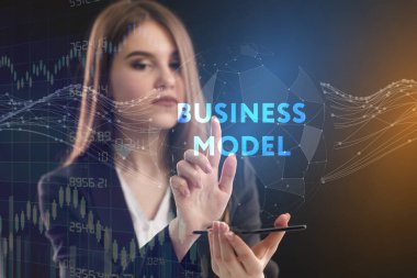 İş, teknoloji, Internet ve ağ kavramı. Geleceğin sanal bir ekranda çalışan genç bir girişimci ve yazıt görür: iş modeli