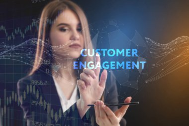 İş, teknoloji, Internet ve ağ kavramı. Geleceğin sanal bir ekranda çalışan genç bir girişimci ve yazıt görür: müşteri kazanımı