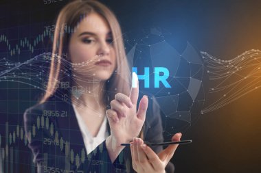 İş, teknoloji, Internet ve ağ kavramı. Geleceğin sanal bir ekranda çalışan genç bir girişimci ve yazıt görür: Hr