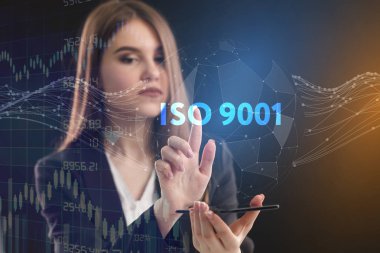 İş, teknoloji, internet ve şebeke kavramı. Geleceğin sanal ekranı üzerinde çalışan genç bir girişimci yazıyı görür: ISO 9001