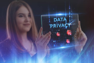 İş, teknoloji, Internet ve ağ kavramı. Geleceğin sanal bir ekranda çalışan genç bir girişimci ve yazıt görür: veri gizliliği