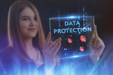 İş, teknoloji, Internet ve ağ kavramı. Geleceğin sanal bir ekranda çalışan genç bir girişimci ve yazıt görür: veri koruma