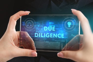 İş, teknoloji, Internet ve ağ kavramı. Geleceğin sanal bir ekranda çalışan genç bir girişimci ve yazıt görür: Due diligence