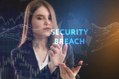 İş, teknoloji, Internet ve ağ kavramı. Geleceğin sanal bir ekranda çalışan genç bir girişimci ve yazıt görür: güvenlik ihlali