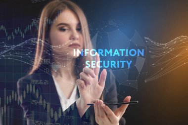 İş, teknoloji, Internet ve ağ kavramı. Geleceğin sanal bir ekranda çalışan genç bir girişimci ve yazıt görür: bilgi güvenliği