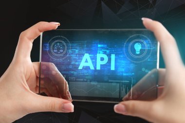 İş, teknoloji, Internet ve ağ kavramı. Geleceğin sanal bir ekranda çalışan genç bir girişimci ve yazıt görür: API