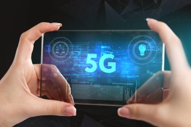 İş, teknoloji, Internet ve ağ kavramı. Geleceğin sanal bir ekranda çalışan genç bir girişimci ve yazıt görür: 5g