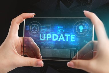 İş, teknoloji, Internet ve ağ kavramı. Geleceğin sanal bir ekranda çalışan genç bir girişimci ve yazıt görür: güncelleştirme