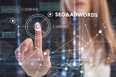 İş, teknoloji, Internet ve ağ kavramı. Geleceğin sanal bir ekranda çalışan genç bir girişimci ve yazıt görür: Seo ve Adwords