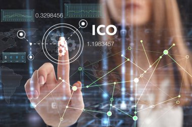 İş, teknoloji, Internet ve ağ kavramı. Geleceğin sanal bir ekranda çalışan genç bir girişimci ve yazıt görür: ICO