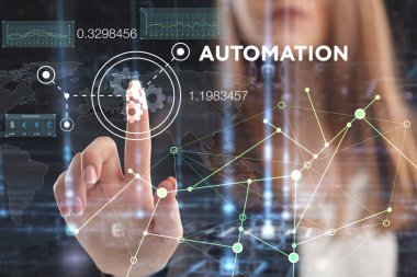 İş, teknoloji, internet ve şebeke kavramı. Genç bir girişimci geleceğin sanal ekranı üzerinde çalışıyor ve yazıyı görüyor: Otomasyon