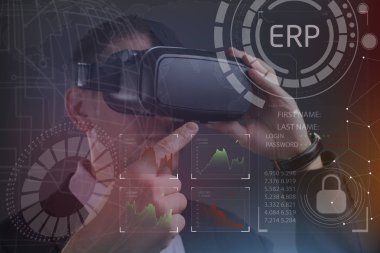 Ekonomi, teknoloji, Internet ve ağ kavramı. Sanal gerçeklik Gözlükte çalışan genç iş adamı görür Yazıt: Erp