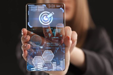 İş, teknoloji, Internet ve ağ kavramı. Geleceğin sanal bir ekranda çalışan genç bir girişimci ve yazıt görür: 