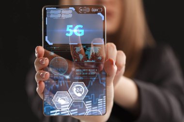 İş, teknoloji, Internet ve ağ kavramı. Geleceğin sanal bir ekranda çalışan genç bir girişimci ve yazıt görür: 5g