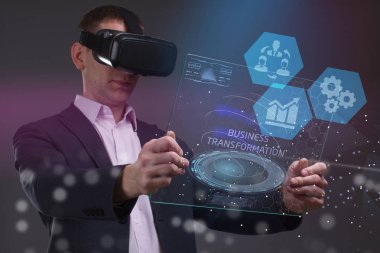 İş, teknoloji, internet ve şebeke kavramı. Genç bir girişimci geleceğin sanal ekranı üzerinde çalışıyor ve yazıyı görüyor: iş dönüşümü