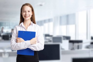 İş, teknoloji, internet ve ağ kavramı. Genç başarılı girişimci iş sürecinde