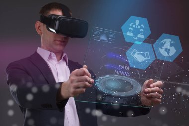 İş, teknoloji, Internet ve ağ kavramı. Geleceğin sanal bir ekranda çalışan genç bir girişimci ve yazıt görür: veri incelemesi