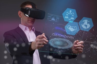 İş, teknoloji, Internet ve ağ kavramı. Geleceğin sanal bir ekranda çalışan genç bir girişimci ve yazıt görür: özelleştirme