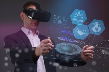 İş, teknoloji, Internet ve ağ kavramı. Geleceğin sanal bir ekranda çalışan genç bir girişimci ve yazıt görür: dönüştürme