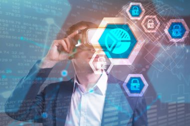 Ekonomi, teknoloji, Internet ve ağ kavramı. Sanal gerçeklik Gözlükte çalışan genç işadamı yazıt görür: 