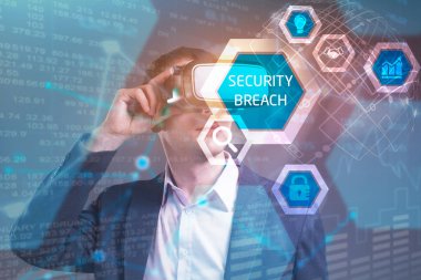 Ekonomi, teknoloji, Internet ve ağ kavramı. Sanal gerçeklik Gözlükte çalışan genç iş adamı görür Yazıt: güvenlik ihlali