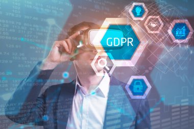 Ekonomi, teknoloji, Internet ve ağ kavramı. Sanal gerçeklik gözlükte çalışan genç iş adamı görür yazıt: Gdpr