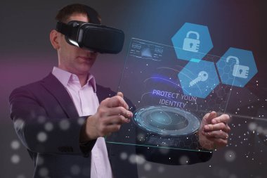 İş, teknoloji, Internet ve ağ kavramı. Geleceğin sanal bir ekranda çalışan genç bir girişimci ve yazıt görür: Kimliğinizi korumak