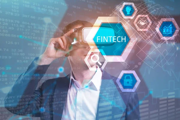 Ekonomi, teknoloji, Internet ve ağ kavramı. Sanal gerçeklik Gözlükte çalışan genç iş adamı görür Yazıt: Fintech